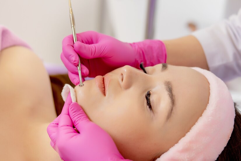 cosmetologist-spa-beauty-salon-doing-acne-treatment-using-mechanical-instrument_in bhopal salon